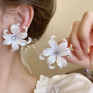 Moda Kristal Çiçek Damla Küpe Kadınlar için Yeni Tasarım El yapımı Beyaz Büyük Çiçek Sarkçı Küpe Trendi Kız Mücevherleri