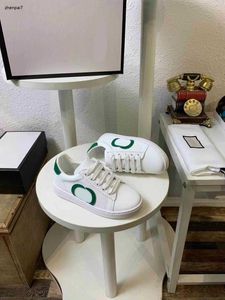 Topp barnskor minimalistisk logotyptryck baby sneakers storlek 26-35 inklusive lådor multi färg skarv flickor pojkar skor jan20