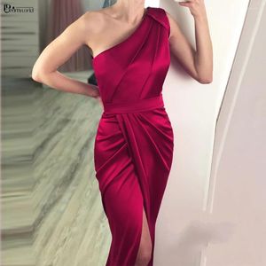 Party Dresses 2024 Elegant Red Mermaid aftonklänningar för kvinnor en axel sida slits satin veckad sexig formell prom lång