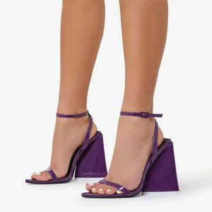 Женщины дамы 2024 Патентная кожа 11 см. Кромкие низкие каблуки сандалии.