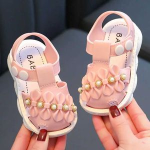 Sandaler Summer Girls Sandaler Kids från 2-9 år Princess Shoes Casual School Kids Shoe Outdoor Beach Sandal Childrens Student Sneaker Y240515