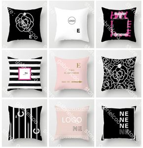 Designer schwarz weiß rosa Kissen Klassiker Buchstaben Logo gedruckte Mode Frauen Blumenquadratische Wohnzimmer Sofa Dekorative Quadratkissenbezug Plüsch Kissenabdeckung