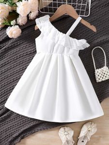Mädchenkleider Girls Girls Neues süßes und süßes Kleid im Sommer ein reines weißes Kleid mit Rüschen und schrägen Schultern