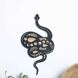 Dekorativa föremål Figurer Snake Wall Decor Black Wood Room Witchy Art Hanging Sign For Kitchen Garden Home Bedroom Living Decoration H240516