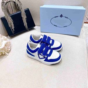 Topp babysko geometrisk logotyp dekoration barn sneakers box förpackning storlek 26-35 spänne rem barn casual skor nov05