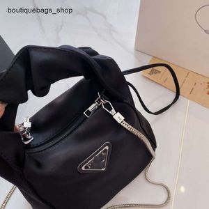 Bolsa de bolsa de desconto de marca de luxo feminina nova cadeia de bolsas de nuvem de nyld de nylon Cruz Cruz