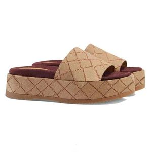 Slides Classic Designer Women Half Slippers Cowhide 100 ٪ من جلد الغزال جلد الكعب السميك للشرائح المعدنية امرأة شاطئ شاطئ كسول البطيء High77777