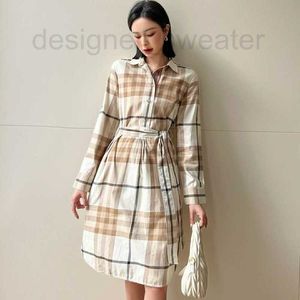 Grundläggande avslappnade klänningar Designer Högkvalitativ brittisk kvinnokräm Beige Plaid Fresh Mid Length Dress med en rutig kjol och rullade ärmar Bu1a