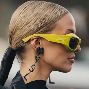 Óculos de sol Estilo steampunk y2k óculos de sol homens homens da moda inseto de óculos em forma de curva, tecnologia futurista personalizada esportes de sol y240513