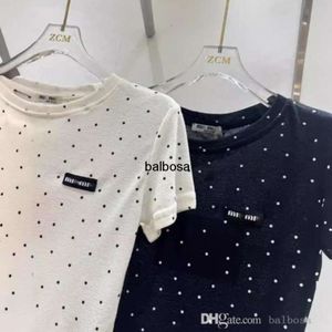2024 여름 여성 티셔츠 세련된 흑백 Tshirts 디자이너 Tops Wave Dots Slim Fit 및 Versatile Short Sleeved Tee