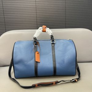 Designväskor män duffel väskor svart lager rese väskor märke lyx varumärke kvinnors flygplats väska handväskor keepall totes axel väskor mens sport väska fitness yogastäska