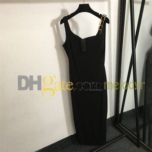Luksusowa sukienka designerska seksowna podzielona spódnica kobiety eleganckie czarne sukienki imprezowe z metalowymi literowymi sukienkami bez rękawów