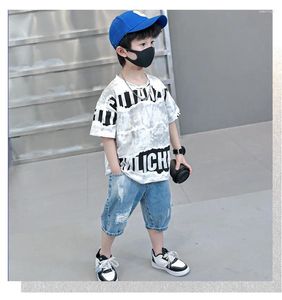 Zestawy odzieży 2024 Modna Koreańska Ubrania dla dzieci chłopcy Letter z krótkim rękawem T-shirt Dżinsowe spodenki Dwuczęściowe zestaw letni strój dziecka
