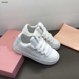 Topp rena vita skor för pojkar flickor högkvalitativa snörning barn sneakers storlek 26-35 baby casual skor inklusive låda 1 september