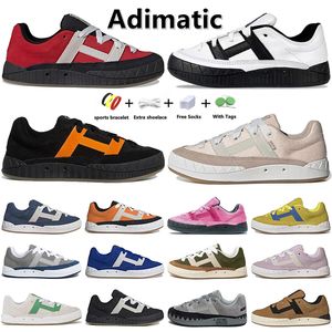 Designer casual skor original adimatic män kvinnor mode sneakers mocka svart kristall vit rosa power rött damm gröna män kvinnor utomhus sporttränare