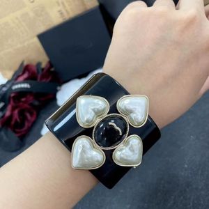 Braccialetti classici braccialetti braccialetti per donne uomini acrilici bracciali neri bracciale amante del matrimonio gioiello con borsetta di carta