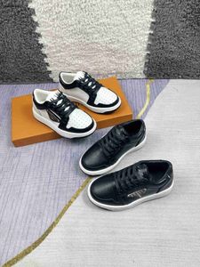 Topp baby sneakers geometrisk logotyp dekoration barn skor storlek 26-35 boxskydd svartvita pojkar casual skor 24 april