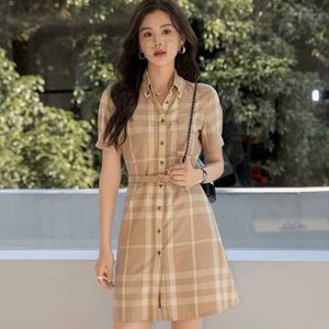 Grundläggande avslappnade klänningar Designer Shop New Summer Dress High Quality British Plaid kjol Kvinnor High End Plaid Skjorta krage Kort ärmklänning PNN5