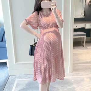 Беременные платья беременные женщины плиссированные шифоновые в горошек платье розовые точки в горошек Летняя беременная одежда свободно плюс размер для беременных Y240516
