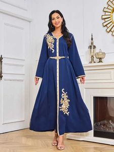 エスニック服eidイスラム教徒の長いドレス女性アバヤエレガントローブベルト刺繍フラワードレスラマダンvネックカフタンジャラビヤベスティドスT240515