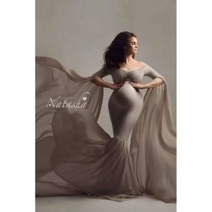 Sexig axelfri moderskapsfotograferingsrekvisita längtar efter gravida kvinnor fancy graviditetsklänning elegens maxi klänning fotografering