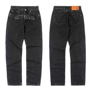 Vetements dżinsy marka dżinsów mężczyzn mężczyzn Mężczyźni Street Jeasn Wysokiej jakości haftowane spodnie drukowane czarne hiphop proste spodnie 4109 3231