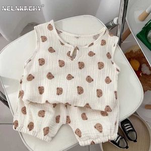 Pyjamas Nya koreanska söta baby gasväv hemuppsättning för barns andningsbara lös ärmlös kortärmad 2-delad uppsättning D240516