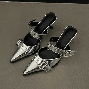 Punk goth metall spänne höga klackar kvinnor sandaler sommaren spetsiga tå silver festskor mode kvinnliga pumpar skor tacones 240514