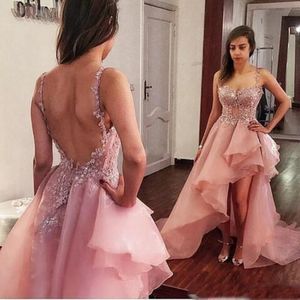 2020 Yüksek Düşük Pembe Prom Elbiseler Seksi Sırtsız Spagetti Kayışları Boncuklu Dantel Aplike Katmanlı Organza Plus Boyut Gece Elbise Formal Octas 320B