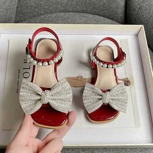 Sandały Dziewczęta Sandały modowe 2024 Nowa moda urocza z perłami Big Bowot Princess Buty Trendy Square Obcing Sandals Y240515