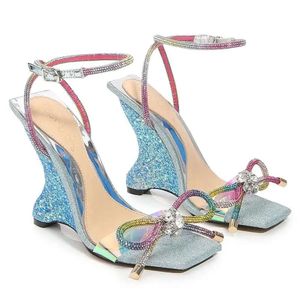 Sandálias iridescentes femininas em forma de calcanhar bleing diamante arco síer fivela aberta de pé quadrado mais tamanho 3441Sandals 8f24 3441