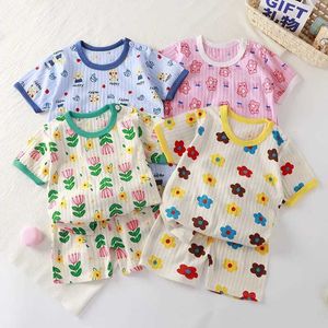 Pajamas New Childrens Summer Clothing مجموعة للبنين والبنات كرتون لطيف طباعة تي شيرت القميص القصيرة مع السراويل القصيرة بيجامات الطفل للأطفال الصغار D240516