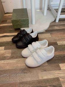Topp barnskor designer baby sneakers storlek 26-35 box skydd ihålig luft hål fasta färg pojkar flickor avslappnade skor 24mar