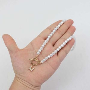Hänge halsband klassiska heta initial halsband kvinnor a-z bokstav häng switch-knapp 6mm simulerad pärla halsband kvinnor smycken gåvor j0520