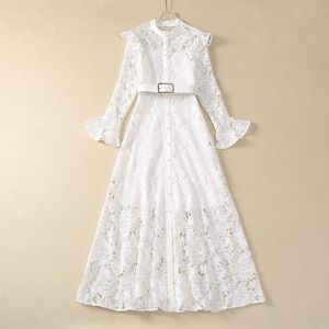 ヨーロッパと米国女性の2024年夏の新しいトランペットスリーブ長袖ホロー刺繍ファッションベルト付き白いドレス