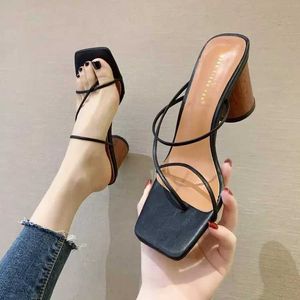 حذاء اللباس 678 Wood Heel Slipper Womens Sandals عتيقة مربعة إصبع القدم الضيق فرقة عالية النساء Summer H240516