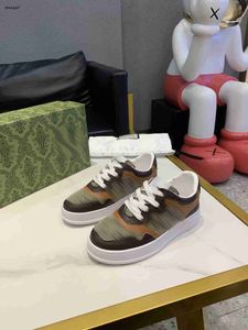 Topp skarvningsdesignskor för pojkar flickor färgglada rutnät jacquard barn sneakers storlek 26-35 snörning baby casual skor inklusive låda Sep 10