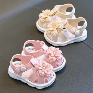 Sandals Girls Sandals 0-3 Year Old Summer Anti Slip Soft Sole External Wear Baotou Princess Cute Indoor Anti Slip Beach Baby Shoes Y240515