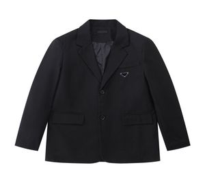 2023 Blazer for Men Classic Designer Work Coats Jackets Spring and Autumn New Triangle Metal Badge 자수 느슨한 편안한 V8701585