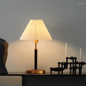 Lampy stołowe Minimalistyczne plisowane kreatywne design salon sypialnia El łóżko lekki przełącznik dotykowy retro luksusowa lampka biurka
