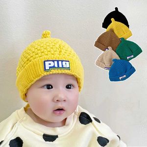 Kaps hattar koreanska baby beanie cap vinter varm stickad hatt för spädbarnsgodis färg napp på motorhuven söt brev småbarn dockare melon hattar y240517