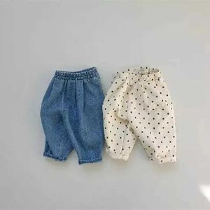 Byxor hösten 2023 ny baby lös denim byxor baby och småbarn casual harem byxor mode pojke version pocket jeans childrens kläder d240517