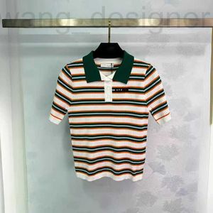 Polos Designer femminile Summer Nuovo miu Elegante e minimalista Stipe Contrasto in stile Fashion Cina ricamato Polo a collo rotondo per donne Lyjx