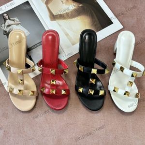 Tasarımcı Yüksek Topuk Sandal Terlik Roman Saplamalar Siyah Çıplak Şerit Perçinler Slaytlar Kadın Blok Topuk 6cm Seksi Açık Ayak Pompası Katırları Yaz Ayakkabıları Çivili Gelinlik Ayakkabı