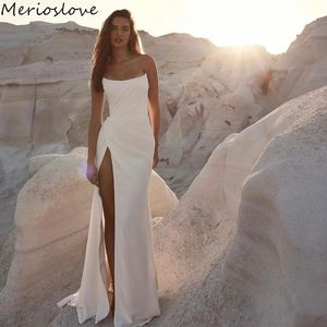 Merioslove Prosty miękka satynowa sukienka ślubna syrenka bez ramięci Side Beach Bride Sukienka 240515