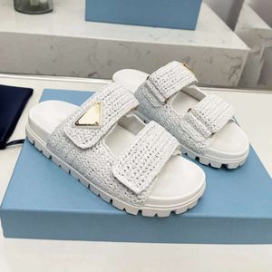 Kvinna sommar tofflor designer Sliders Fashion Woman Platform Sandal Beach Slides Triangle Straw Leather Outdoor Shoes White Black Gold Buckle Comfort Mule Sliper