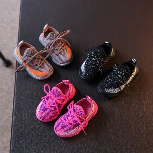 Vandrare 2023 First Walkers Spring Baby Shoes Boy Girl Girl Breattable Stick Mesh Småbarnskor Fashion Spädbarn Sneakers mjuk bekväm chil