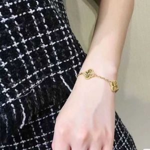 The latest light luxury jewelry bracelet Pure Silver Plated 18k Gold Lucky Clover Bracelet Womens Flower Color with Original vancley