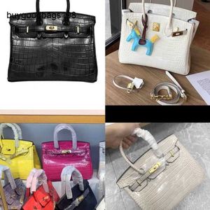 Bolsa de designer bolsa de bolsa feita à mão 7a novo tecido da moda com resistência amassada Cruz Cross Crocodile Pattern Bag Bag europeu e americano Platina