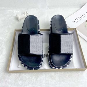 Designer Slipper Sandal 2024 Metal Button Pinecake Tjock Sole Sole Sole Tous For Womens Summer Outwear Fashion B Family Letter